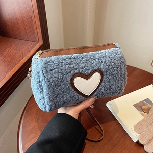 Borsa a tracolla con cuore in peluche di lana d'agnello blu con cinturino marrone
