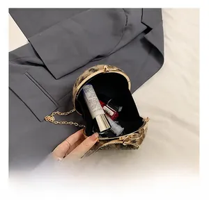 Vue détaillée de l'intérieur du sac sphère léopard montrant l'espace maquillage