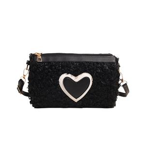 Sac à bandoulière chic en peluche noire avec patch cœur et sangle réglable pour l'hiver