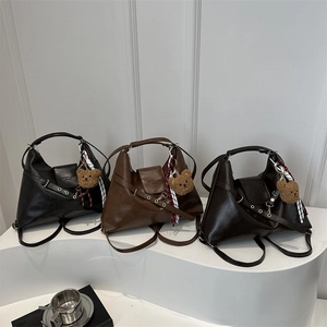 Trois sacs à main vintage de grande capacité en noir et marron avec charms oursons