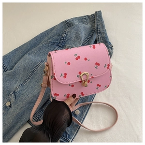 Detail der rosa Kirschmuster-Handtasche mit goldenem Metallschloss und hochwertigem PU-Leder