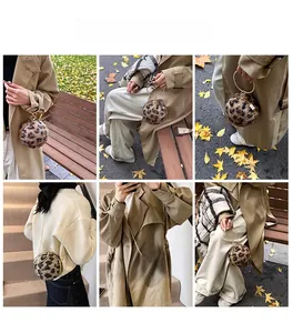 Vues détaillées du sac boule léopard en fausse fourrure avec poignée anneau et chaînette