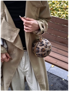 Détail du sac boule en peluche léopard avec poignée anneau doré sertie de diamants