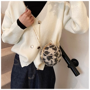 Détails du sac rond en peluche léopard avec poignée en strass et chaîne en métal chic