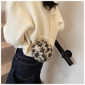 Détail du sac boule en peluche léopard avec poignée dorée sertie de strass étincelants