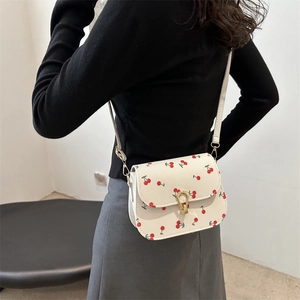 Weiße Umhängetasche mit Kirschprint und Goldverschluss für Damen im modernen Stil