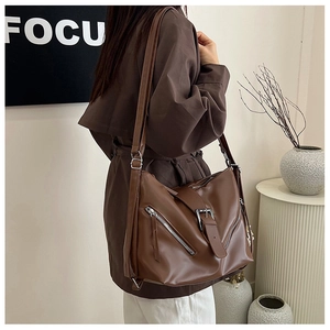 Borsa tote in morbida pelle marrone con fibbia in metallo e dettagli con cerniera