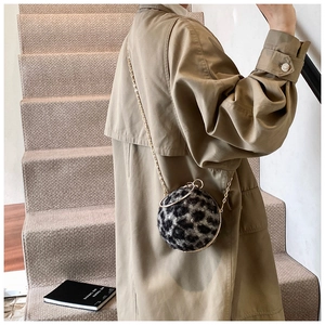 Sac boule en peluche imprimé léopard avec poignée dorée et bandoulière en métal