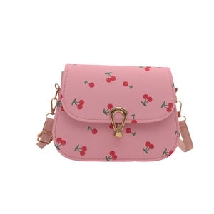 Petit sac bandoulière rose imprimé cerises avec boucle dorée en forme de bouclier