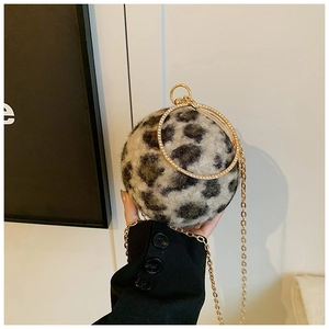 Détail du sac boule en peluche léopard avec poignées anneaux dorés sertis de strass