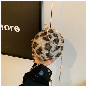 Détail du sac boule en peluche léopard avec poignée anneau strass et chaîne dorée