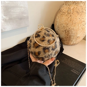 Vue détaillée du sac boule peluche léopard avec poignée anneau strass et chaîne dorée