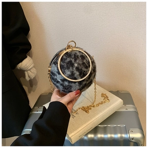 Détail du sac boule en peluche léopard avec poignée anneau strass et chaîne dorée