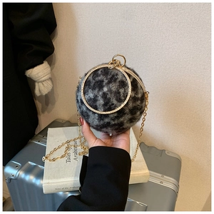 Détail du sac boule en peluche léopard avec poignée anneau dorée ornée de strass