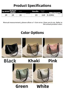 Détails des sacs à main en peluche avec motifs de cœur en relief et chaînes métalliques
