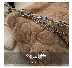 Gros plan du sac à main marron en peluche avec chaîne argentée et matelassage losange