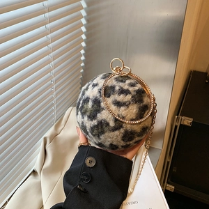 Sac boule en peluche léopard avec poignée anneau strass et bandoulière chaîne dorée