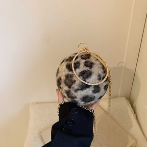 Sac à main boule en peluche léopard avec anneaux en strass et bandoulière chaîne dorée