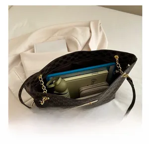 Detailansicht der großen Tote Bag mit Kette, die ein iPad und mehrere Bücher fasst