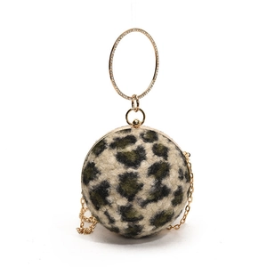 Pochette sphérique en peluche léopard avec poignée dorée sertie de cristaux et chaîne
