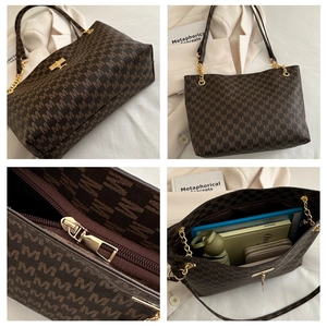 Detailansicht der großen Tote Bag mit M-Muster-Textur und goldenen Metallbeschlägen
