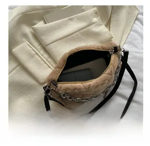 Vue de dessus d'un sac en peluche kaki avec chaîne argentée montrant le contenu intérieur