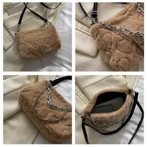 Détails du sac en fausse fourrure kaki avec cœurs gaufrés et chaîne argentée chic