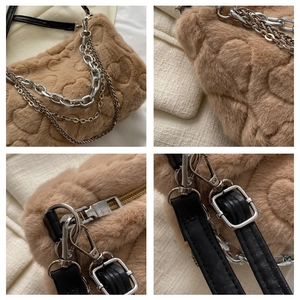 Détail du sac à main en peluche kaki avec matelassage cœur et chaînes argentées