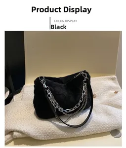 Vue détaillée d'un sac à main noir en peluche avec triple chaînes décoratives en métal