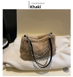 Détail du sac cabas en peluche kaki avec texture cœur et chaîne décorative en métal argent