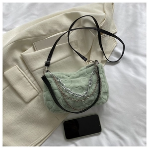 Détail du sac en fausse fourrure vert menthe avec motifs cœur et chaînes métalliques