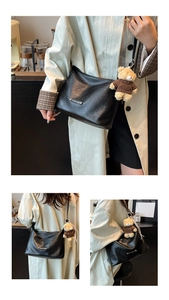 Detail einer schwarzen Hobo-Tasche aus Kunstleder mit süßem Bärenanhänger-Dekor