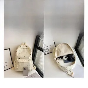 Détail du sac à dos spacieux en toile avec motifs de chiots et capacité de rangement