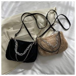 Détail des sacs en peluche matelassés en noir et camel avec des chaînes argentées