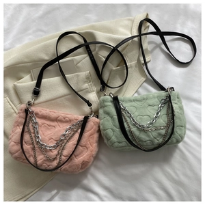 Sacs à main en peluche avec motifs de cœurs gaufrés et détails de chaînes métalliques