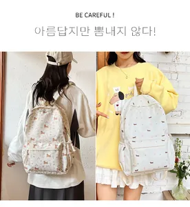Vue détaillée de deux sacs à dos en toile de style japonais avec motifs de chiens mignons