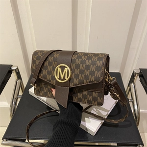 Bolso bandolera pequeño cuadrado marrón con monograma y hebilla dorada en forma de M