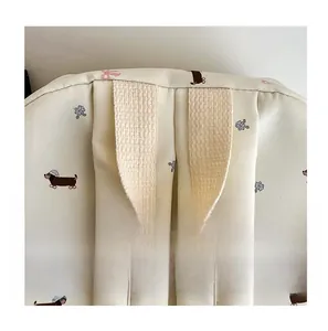 Vue détaillée d'un sac à dos en toile crème avec motif de teckel mignon et de fleurs