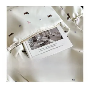 Détail de la poche zippée avant du sac à dos fleuri montrant l'espace de rangement