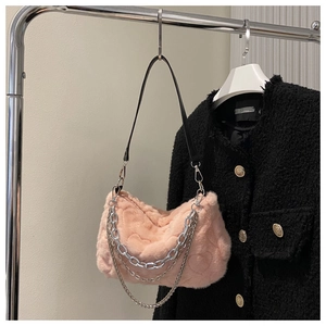 Vue détaillée du sac en peluche rose avec chaînes en argent et fourrure texturée