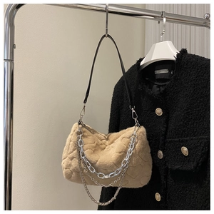 Vue détaillée du sac en peluche matelassé en cœur avec chaînes argent et cuir