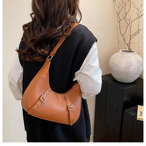 Detailaufnahme der braunen Hobo-Tasche aus PU-Leder mit Silberschnalle und matten Texturen