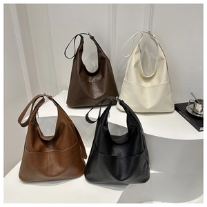 Détail montrant quatre sacs hobo texturés en cuir marron, blanc, beige et noir