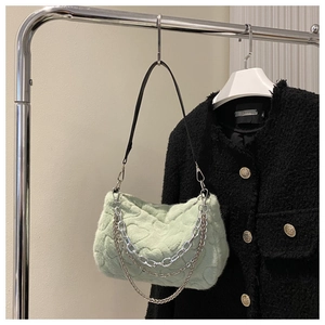Détail du sac à main en fausse fourrure vert clair avec matelassage en cœur