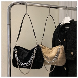 Détail du sac à bandoulière en peluche avec motif cœur et doubles chaînes en métal