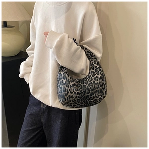Vista detallada del bolso hobo con estampado de leopardo a la moda en interior moderno