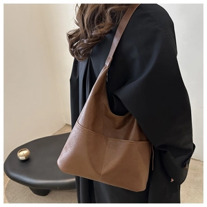 Sac fourre-tout marron vintage en similicuir avec deux poches avant et fini texturé