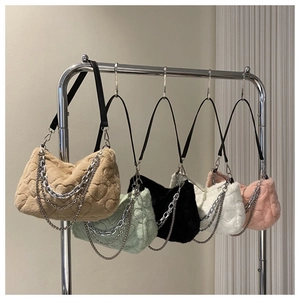 Détail de sacs à main en peluche montrant la fausse fourrure douce et les cœurs gaufrés en couleurs