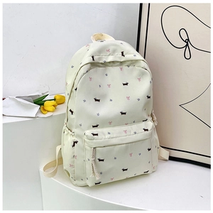 Vue détaillée du sac à dos fleuri avec motifs teckel et bretelles robustes de couleur crème