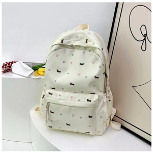 Détail du sac à dos fleuri montrant les motifs de teckel et les tirettes de beige